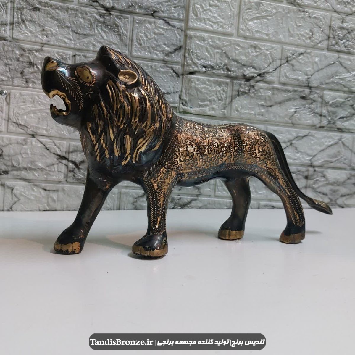 مجسمه شیر برنجی قلم خورده