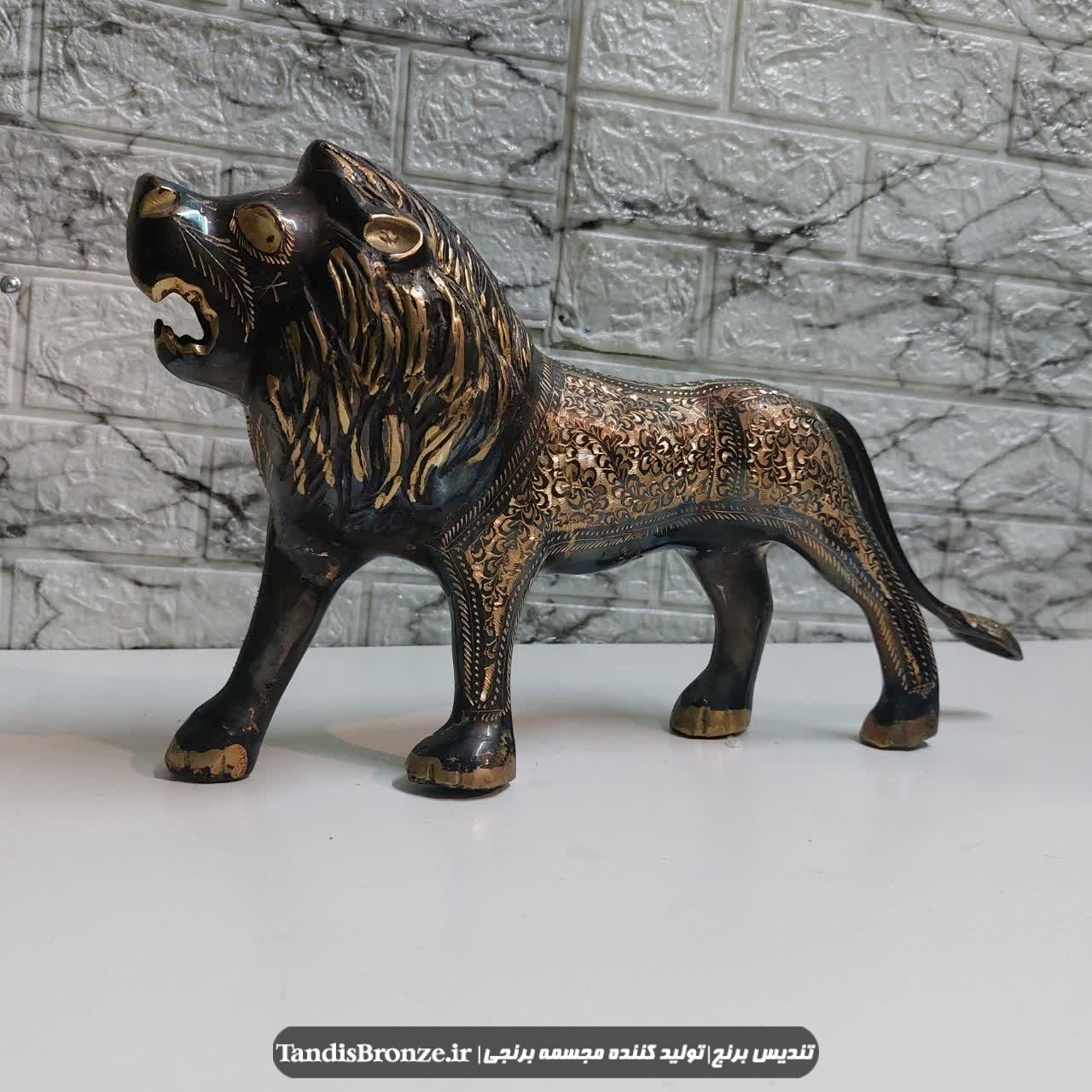 مجسمه شیر برنجی قلم خورده