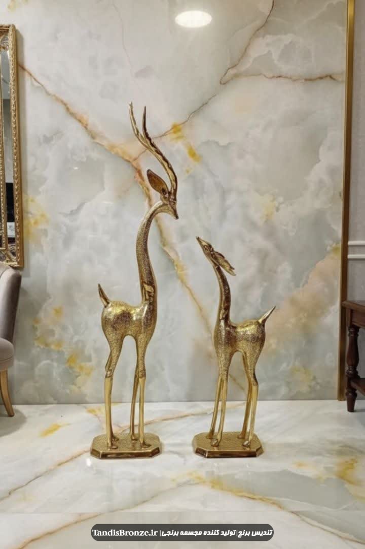مجسمه غزال برنجی کنار سالنی بزرگ